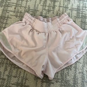 lululemon hotty hot 2.5” shorts
